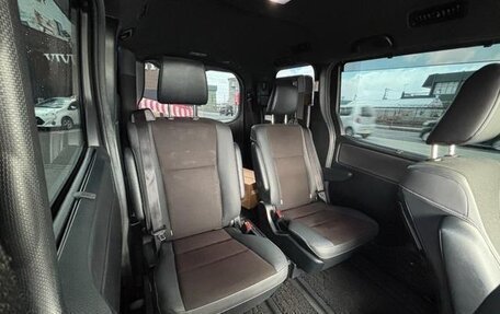 Toyota Noah III, 2018 год, 2 850 000 рублей, 38 фотография