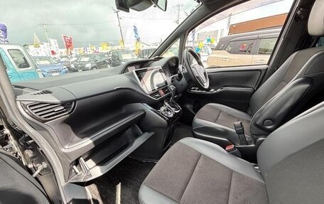 Toyota Noah III, 2018 год, 2 850 000 рублей, 32 фотография