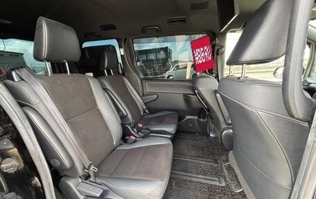 Toyota Noah III, 2018 год, 2 850 000 рублей, 40 фотография