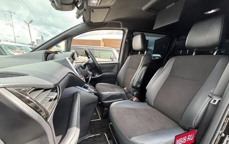 Toyota Noah III, 2018 год, 2 850 000 рублей, 31 фотография