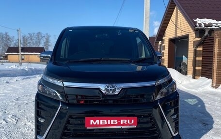Toyota Voxy III, 2020 год, 2 800 000 рублей, 2 фотография