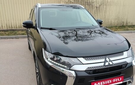 Mitsubishi Outlander III рестайлинг 3, 2021 год, 2 750 000 рублей, 2 фотография