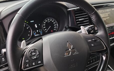 Mitsubishi Outlander III рестайлинг 3, 2021 год, 2 750 000 рублей, 14 фотография