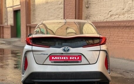 Toyota Prius IV XW50, 2019 год, 2 240 000 рублей, 5 фотография