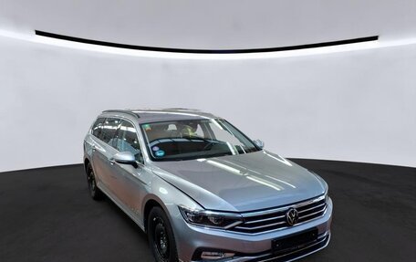 Volkswagen Passat B8 рестайлинг, 2023 год, 2 625 000 рублей, 2 фотография