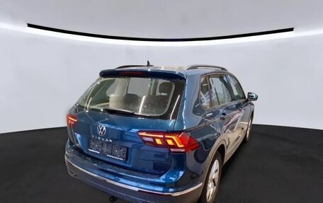 Volkswagen Tiguan II, 2022 год, 2 332 000 рублей, 2 фотография