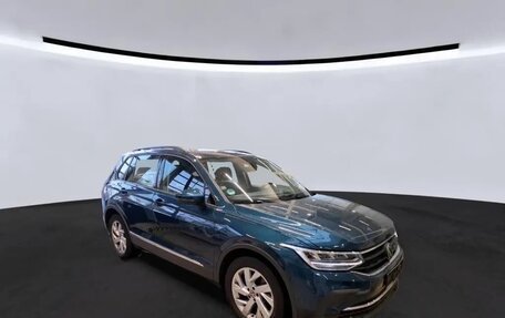Volkswagen Tiguan II, 2022 год, 2 332 000 рублей, 3 фотография