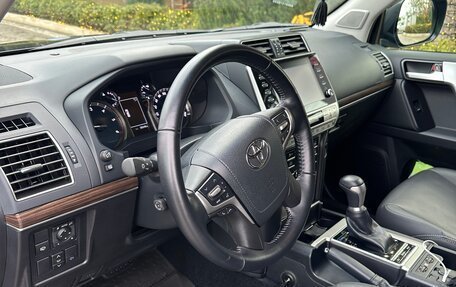 Toyota Land Cruiser Prado 150 рестайлинг 2, 2021 год, 8 000 000 рублей, 5 фотография