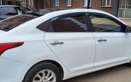 Hyundai Solaris II рестайлинг, 2018 год, 915 000 рублей, 3 фотография