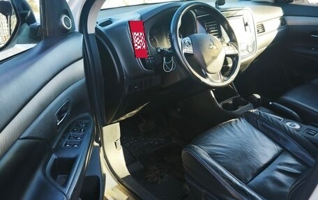 Mitsubishi Outlander III рестайлинг 3, 2015 год, 1 300 000 рублей, 9 фотография