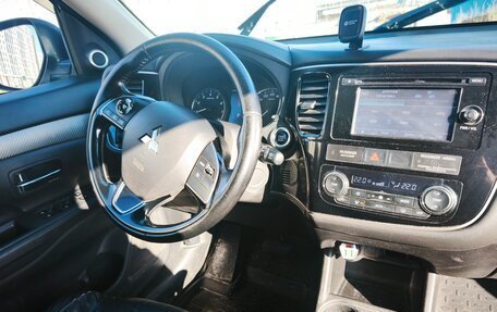 Mitsubishi Outlander III рестайлинг 3, 2015 год, 1 300 000 рублей, 12 фотография