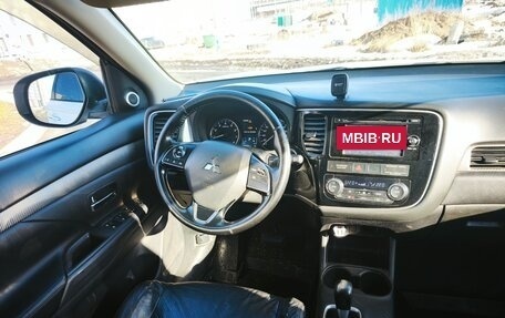 Mitsubishi Outlander III рестайлинг 3, 2015 год, 1 300 000 рублей, 10 фотография