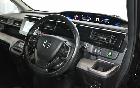 Honda Stepwgn IV, 2016 год, 1 850 000 рублей, 14 фотография
