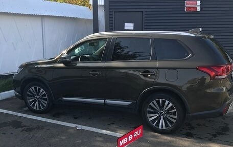 Mitsubishi Outlander III рестайлинг 3, 2019 год, 2 000 000 рублей, 5 фотография