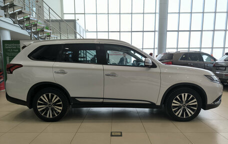 Mitsubishi Outlander III рестайлинг 3, 2020 год, 2 499 000 рублей, 5 фотография