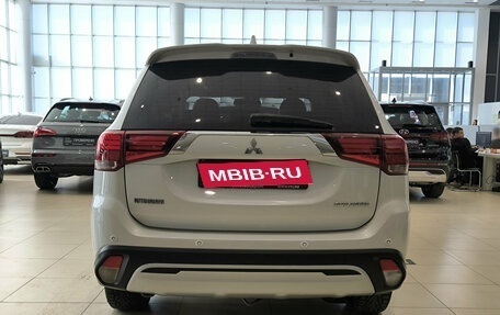 Mitsubishi Outlander III рестайлинг 3, 2020 год, 2 499 000 рублей, 7 фотография