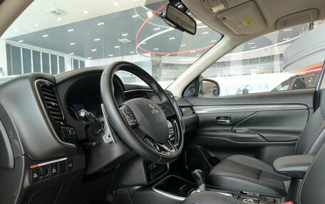 Mitsubishi Outlander III рестайлинг 3, 2020 год, 2 499 000 рублей, 20 фотография