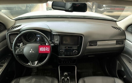 Mitsubishi Outlander III рестайлинг 3, 2020 год, 2 499 000 рублей, 17 фотография