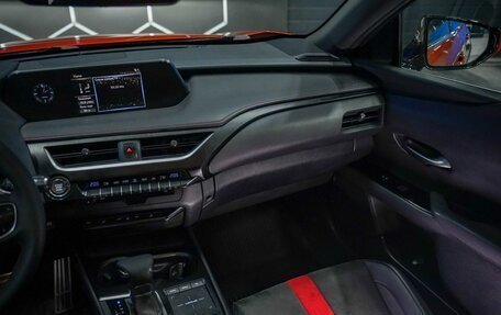 Lexus UX I, 2018 год, 2 999 000 рублей, 34 фотография