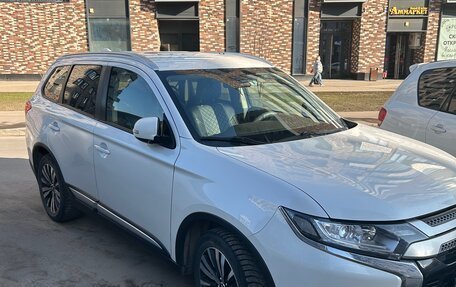 Mitsubishi Outlander III рестайлинг 3, 2020 год, 2 200 000 рублей, 4 фотография
