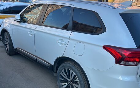 Mitsubishi Outlander III рестайлинг 3, 2020 год, 2 200 000 рублей, 3 фотография