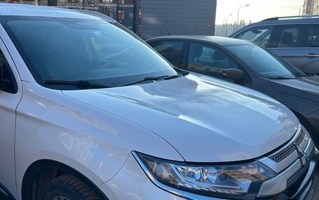 Mitsubishi Outlander III рестайлинг 3, 2020 год, 2 200 000 рублей, 2 фотография