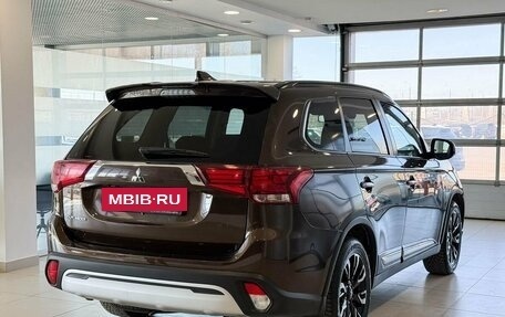 Mitsubishi Outlander III рестайлинг 3, 2021 год, 2 377 000 рублей, 6 фотография