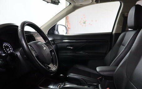 Mitsubishi Outlander III рестайлинг 3, 2017 год, 1 599 000 рублей, 8 фотография