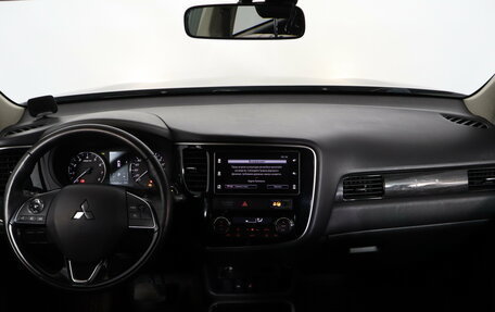 Mitsubishi Outlander III рестайлинг 3, 2017 год, 1 599 000 рублей, 7 фотография