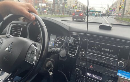 Mitsubishi Outlander III рестайлинг 3, 2016 год, 1 555 000 рублей, 7 фотография