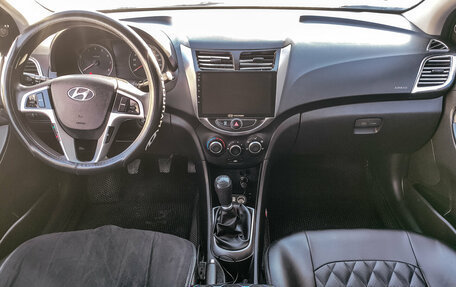 Hyundai Solaris II рестайлинг, 2016 год, 900 000 рублей, 16 фотография