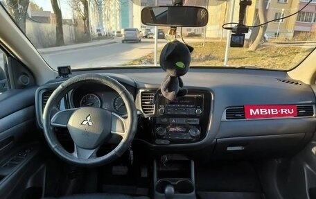 Mitsubishi Outlander III рестайлинг 3, 2013 год, 1 450 000 рублей, 5 фотография
