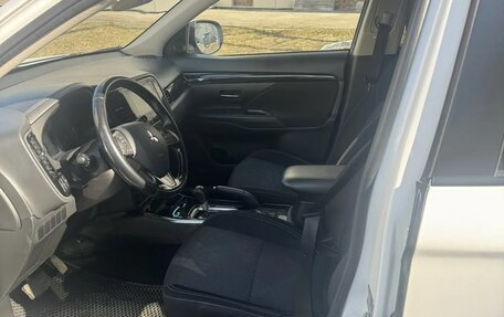 Mitsubishi Outlander III рестайлинг 3, 2019 год, 1 690 000 рублей, 2 фотография