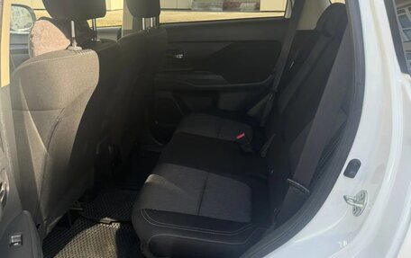 Mitsubishi Outlander III рестайлинг 3, 2019 год, 1 690 000 рублей, 5 фотография