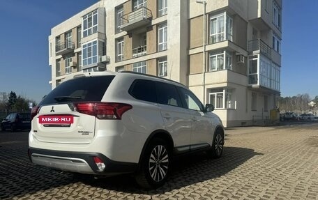 Mitsubishi Outlander III рестайлинг 3, 2019 год, 1 690 000 рублей, 7 фотография