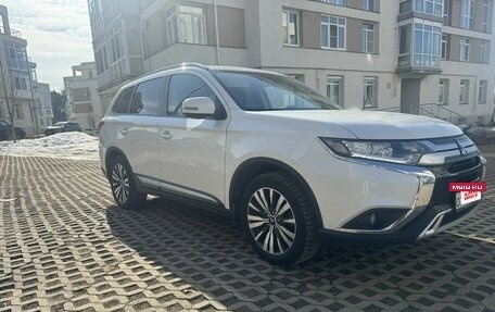 Mitsubishi Outlander III рестайлинг 3, 2019 год, 1 690 000 рублей, 6 фотография