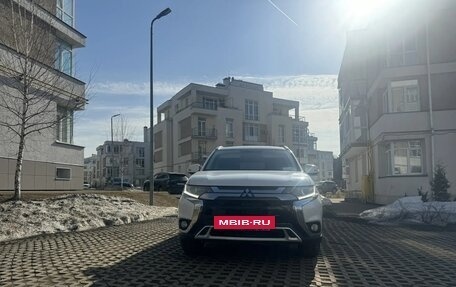 Mitsubishi Outlander III рестайлинг 3, 2019 год, 1 690 000 рублей, 9 фотография