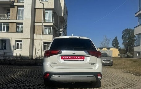 Mitsubishi Outlander III рестайлинг 3, 2019 год, 1 690 000 рублей, 10 фотография