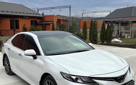 Toyota Camry, 2022 год, 3 200 000 рублей, 2 фотография