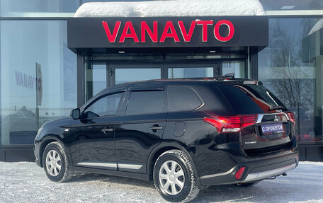 Mitsubishi Outlander III рестайлинг 3, 2017 год, 1 599 000 рублей, 8 фотография