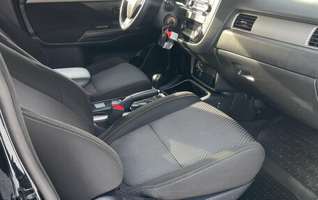 Mitsubishi Outlander III рестайлинг 3, 2017 год, 1 599 000 рублей, 13 фотография