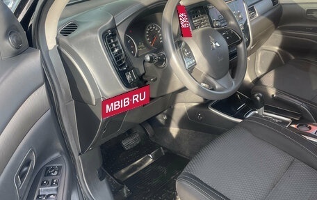 Mitsubishi Outlander III рестайлинг 3, 2017 год, 1 599 000 рублей, 10 фотография