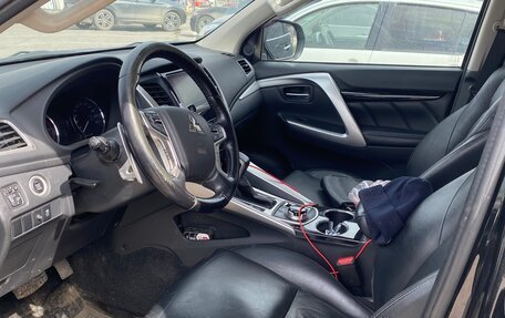 Mitsubishi Pajero Sport III рестайлинг, 2018 год, 3 250 000 рублей, 10 фотография