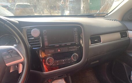 Mitsubishi Outlander III рестайлинг 3, 2014 год, 1 600 000 рублей, 6 фотография