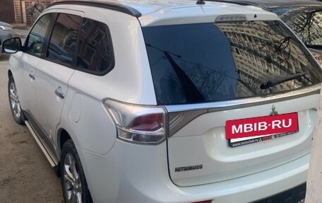 Mitsubishi Outlander III рестайлинг 3, 2014 год, 1 600 000 рублей, 4 фотография