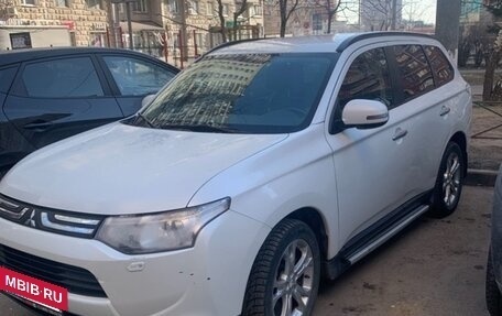 Mitsubishi Outlander III рестайлинг 3, 2014 год, 1 600 000 рублей, 2 фотография