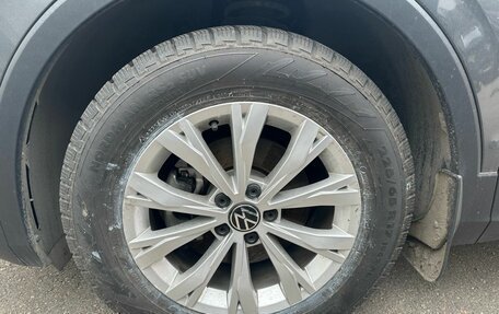 Volkswagen Tiguan II, 2021 год, 3 549 000 рублей, 2 фотография