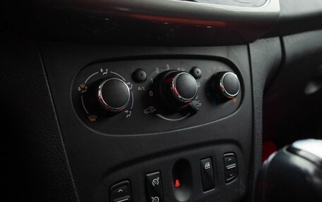 Renault Logan II, 2018 год, 750 000 рублей, 28 фотография