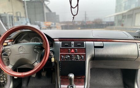 Mercedes-Benz E-Класс, 2000 год, 390 000 рублей, 2 фотография