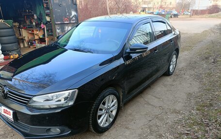 Volkswagen Jetta VI, 2013 год, 990 000 рублей, 2 фотография